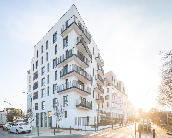 Immeuble de logements blanc avec balcons